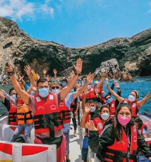 船上的一群人举起双手