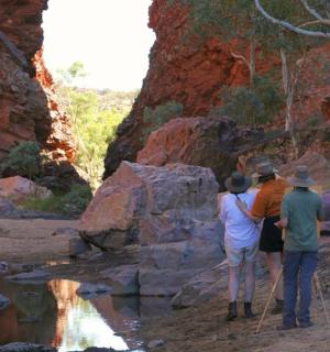 一群人沿着河边散步