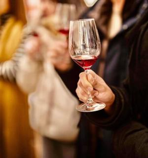 拿着一杯红酒的人