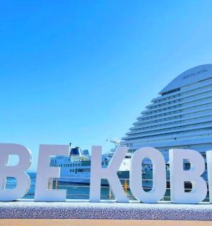 一家大酒店前的一艘游轮