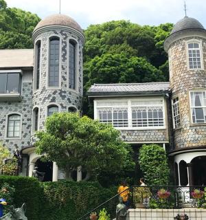 一座有两座塔楼的老房子