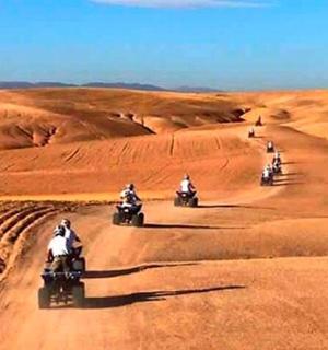 un gruppo di persone in motocicletta nel deserto