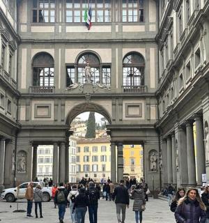 一群人绕着一栋大楼走动