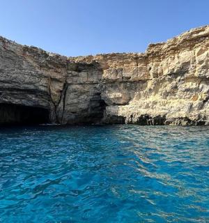 velká vodní nádrž vedle útesu