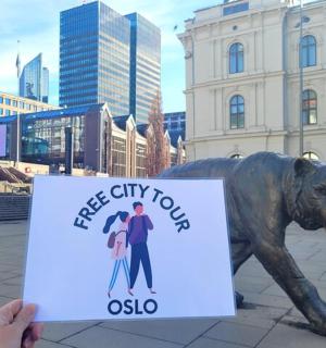 一个人在雕像前举着牌子