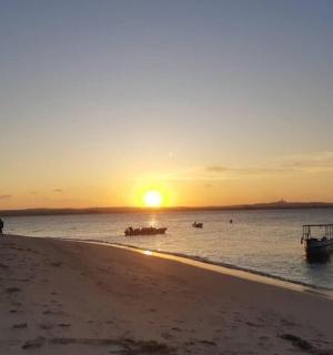 海滩上的日落和水中的船只