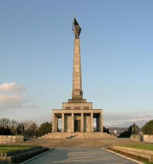 一座上面有雕像的纪念碑