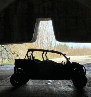 en bil parkeret i en tunnel med et vindue