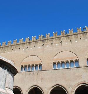 一座前面有雕像的建筑