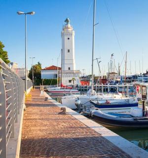 一群船停靠在有灯塔的码头