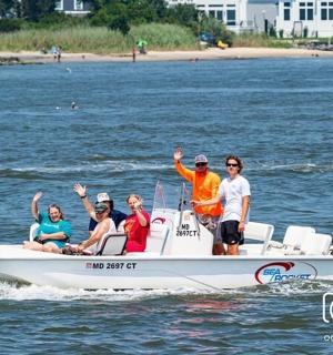 一群人在水中的船上