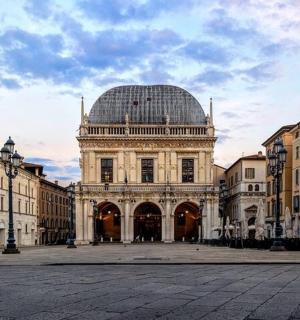 um edifício com uma cúpula no topo de uma rua