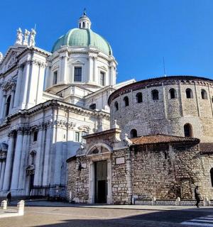 一座顶部有绿色圆顶的白色大教堂