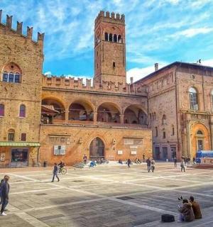 un gran edifici amb dues torres amb gent caminant al seu voltant