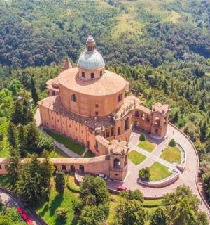 带有塔楼的大型建筑的鸟瞰图