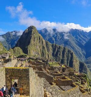 skupina lidí stojící na vrcholu hory