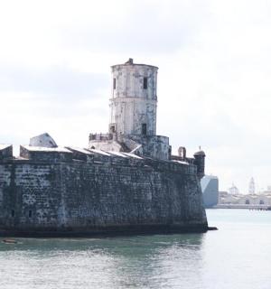 矗立在水面上的一座古老灯塔