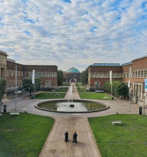 两个人走在一座有喷泉的建筑前