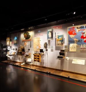 博物馆里摆放着一堆展品的展示柜