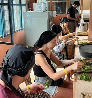 一群妇女在厨房准备食物