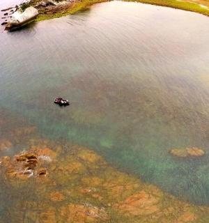 eine Luftaufnahme eines Gewässers