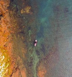eine Luftaufnahme eines Bootes im Wasser