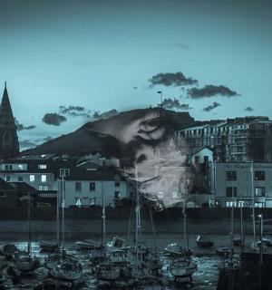 一幅城市图片，水里有船