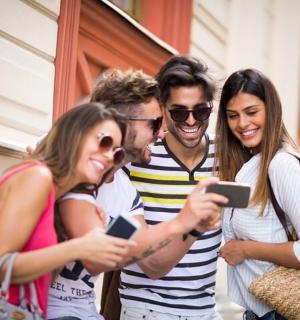 一群人正在看手机