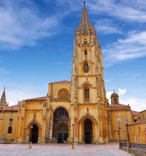 一座有塔楼和钟楼的大楼