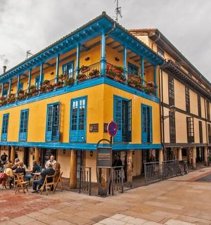 城市街道上的一栋黄色和蓝色的建筑