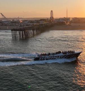 loď ve vodě poblíž mola