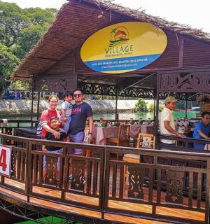 un gruppo di persone su una barca in acqua