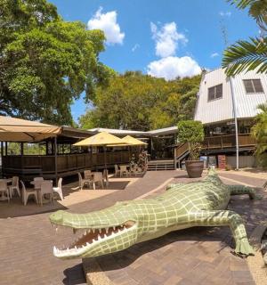 砖砌露台上的鳄鱼雕像