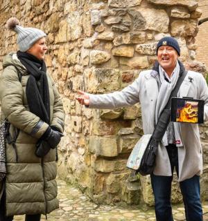 一男一女站在石墙旁