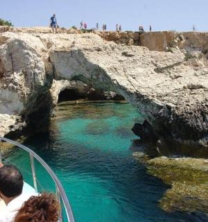 一群人在河里的船上