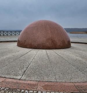 屋顶上的巨大岩层