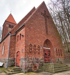 一座红砖教堂,红门