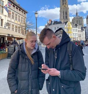 ein Mann und eine Frau schauen auf ein Mobiltelefon