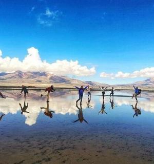 一群人在海滩上跳入水中