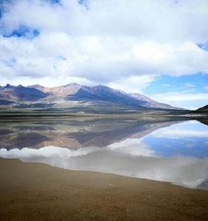 以山脉为背景的水域