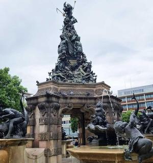 ein Brunnen mit einer Statue in der Mitte eines Gebäudes
