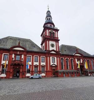 ein großes Gebäude mit einem Uhrenturm darauf