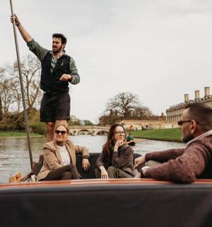 一群人在水中的船上