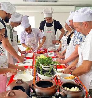 一群厨师在厨房准备食物