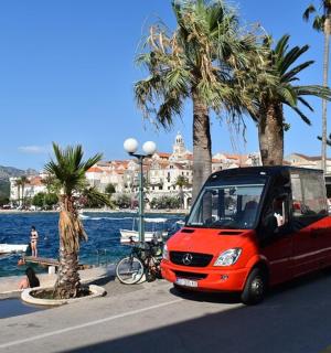 一辆红色货车停在水边的街道上