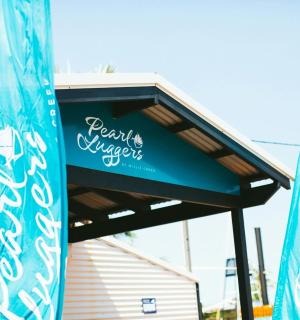 带有两面旗帜的餐厅招牌