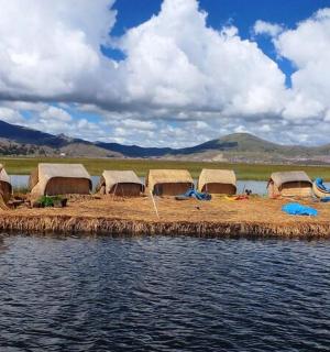 水中岛上的一组帐篷