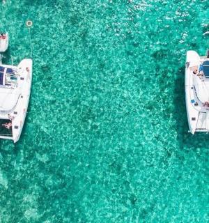 两艘船停靠在蓝色的海水中