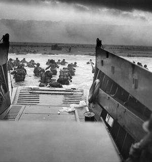 一群士兵坐在沙地上