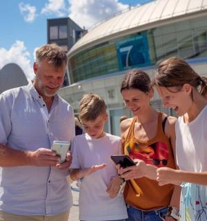 一群人正在看手机